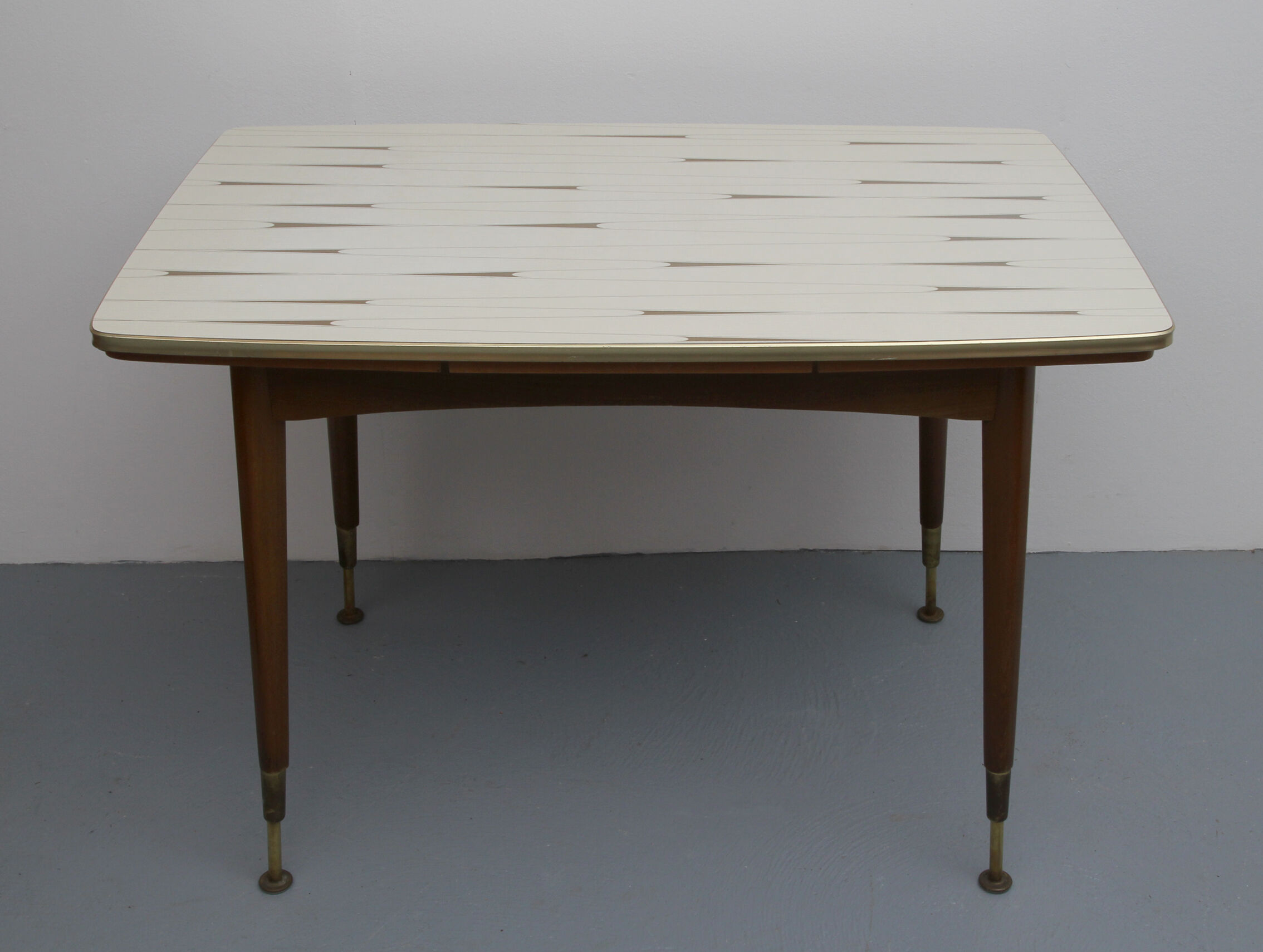 1950s extendible coffeetable in formica