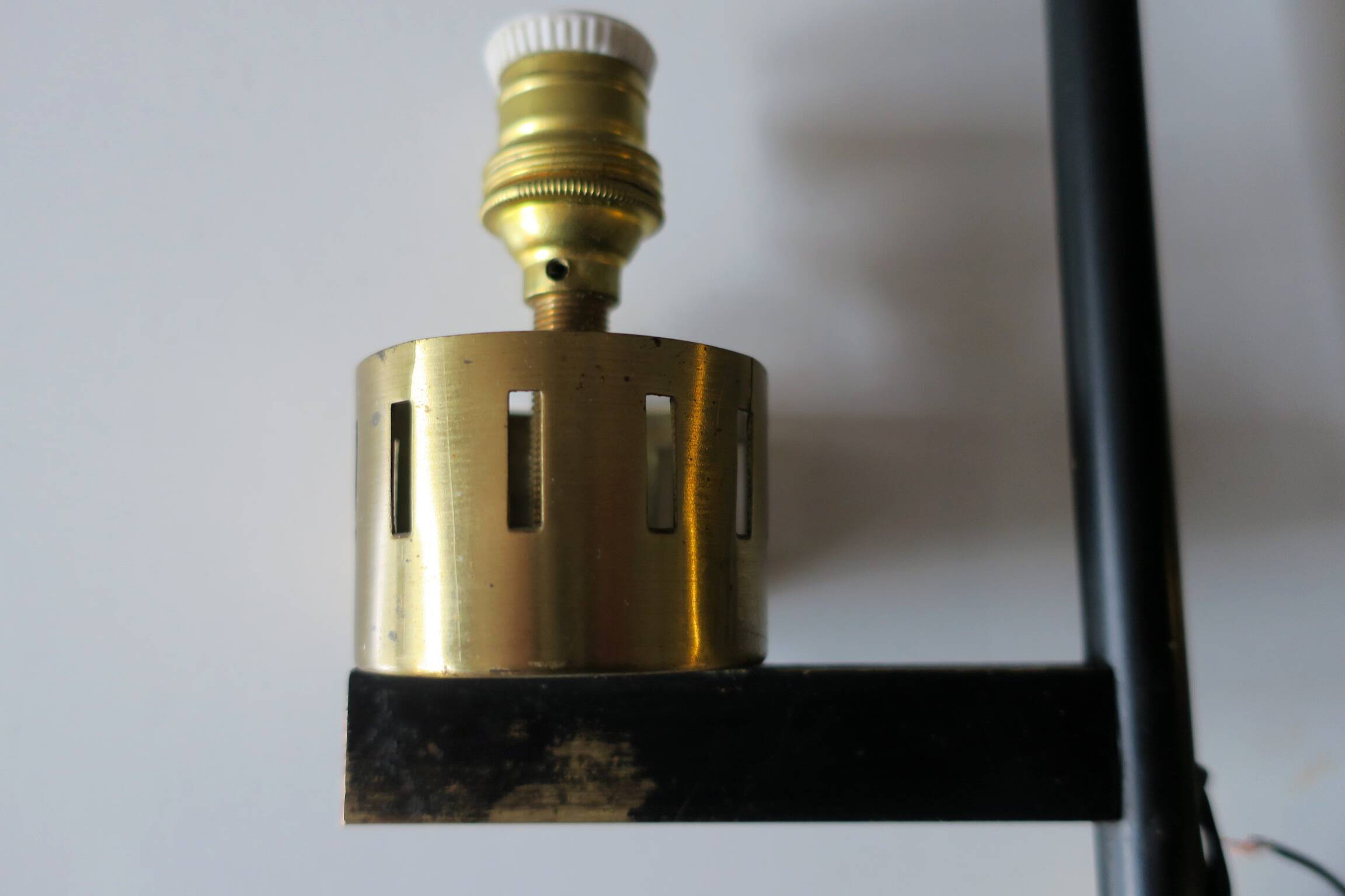 Paire d'appliques murales en laiton et verre opalin, époque Stilnovo, Italie 1940-1950