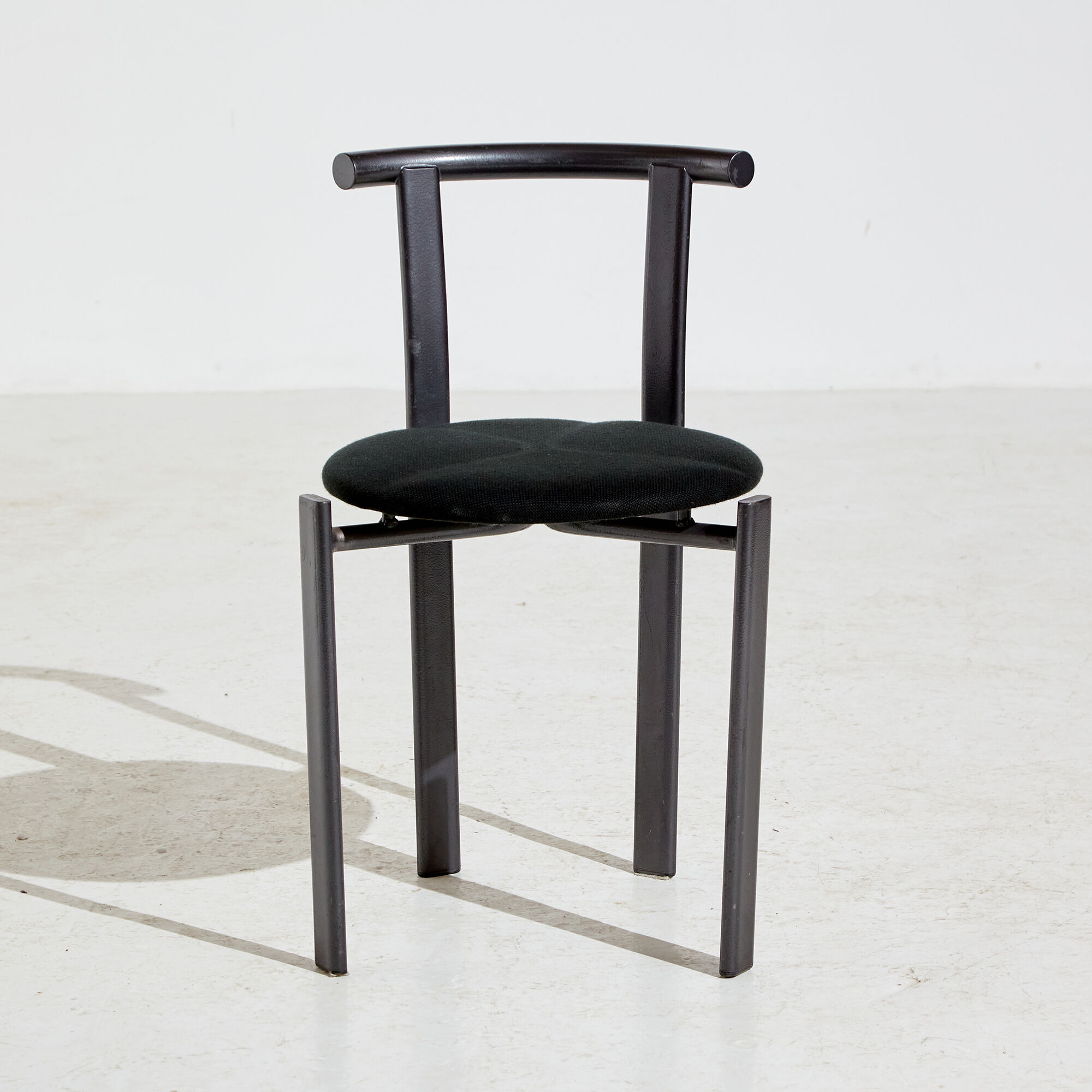 Chaise à cadre métallique de style postmoderne