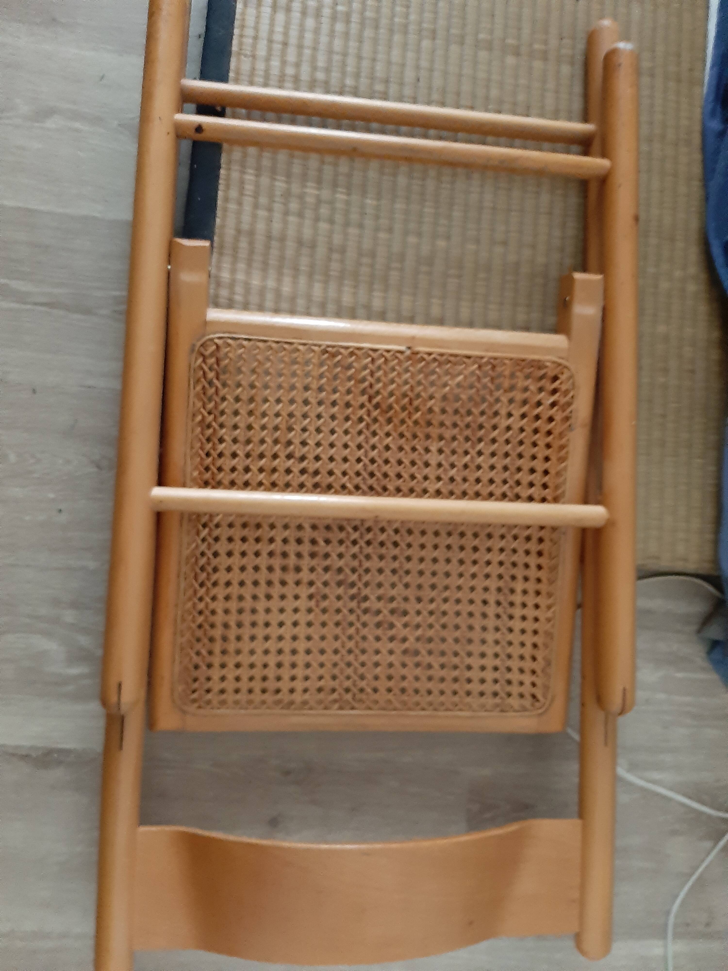 Folding chair in cannage