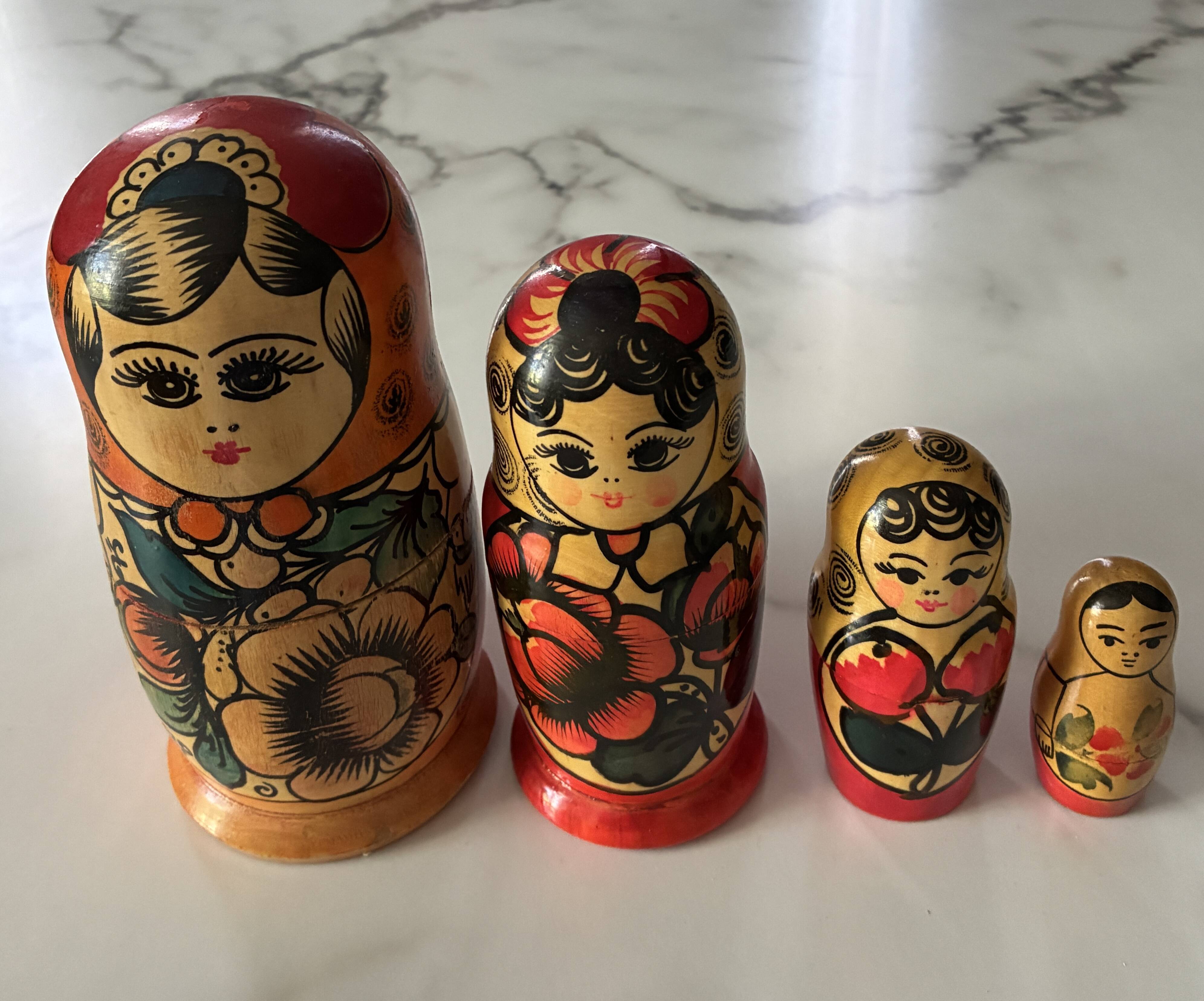 Série 4 poupées Russe ou Matriochka traditionnelles