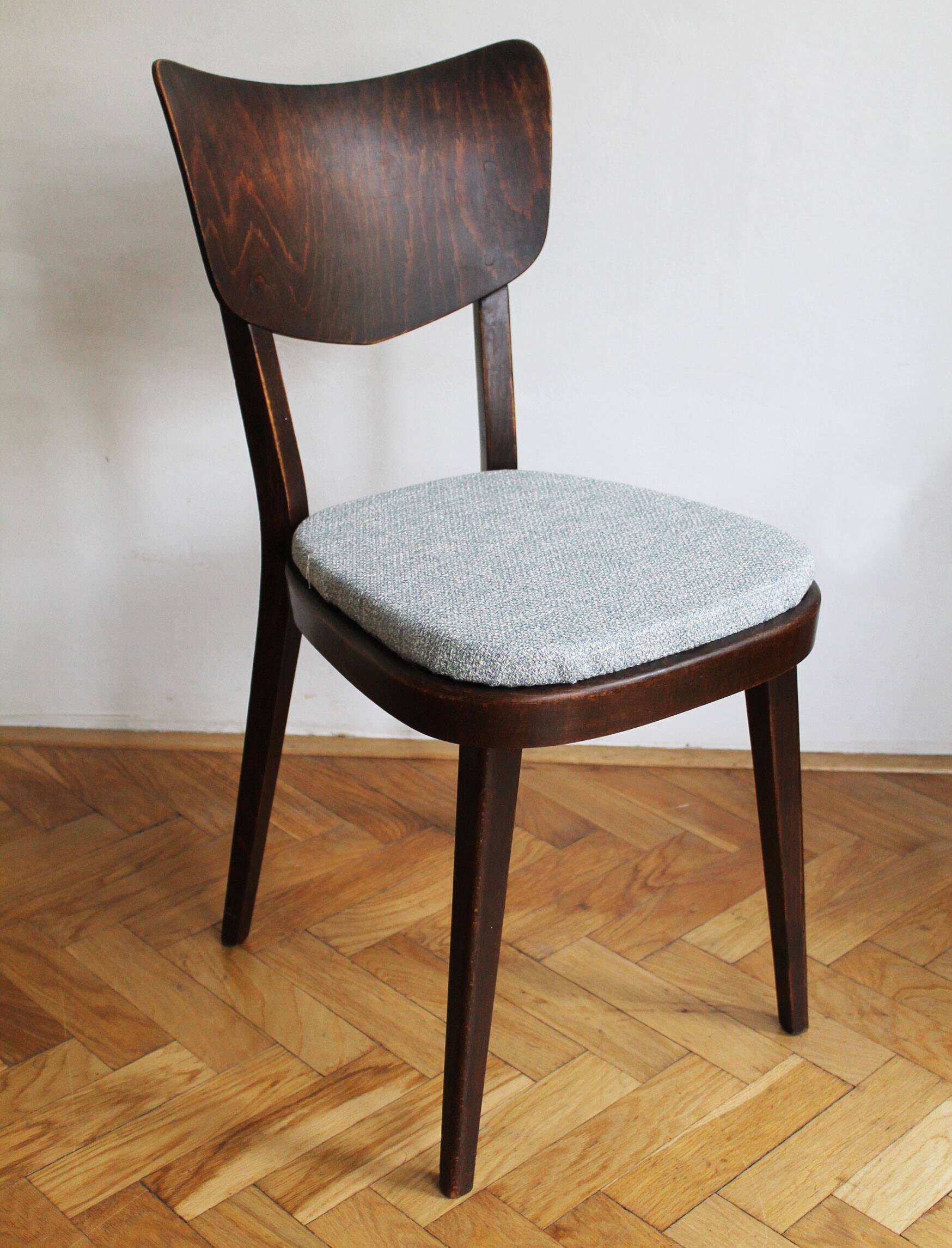 Ensemble de quatre chaises de salle à manger du milieu du siècle des années 1960 par TON
