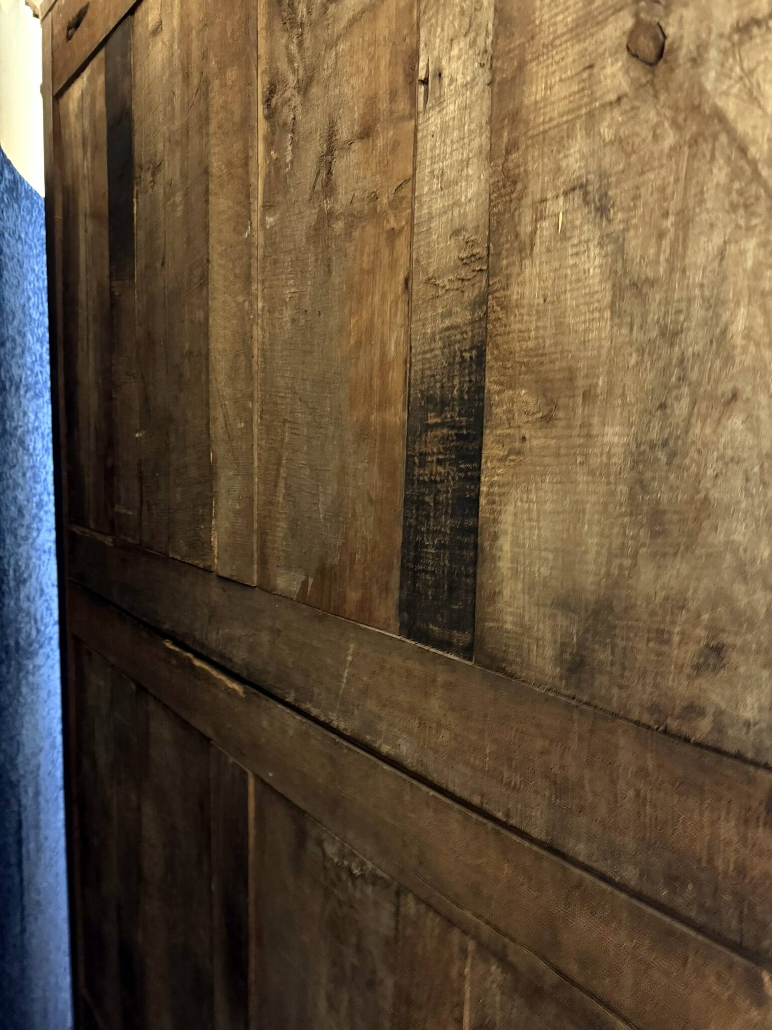 Magnifique armoire époque Louis XV en noyer massif vers 1750