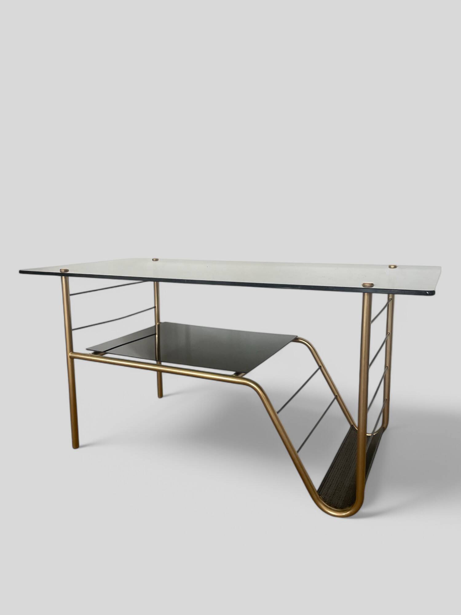 Table basse moderniste en métal et verre fumé