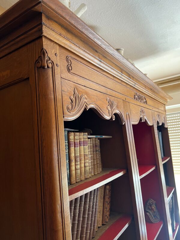 Bibliothèque ancienne en bois avec ornement sculptés bois