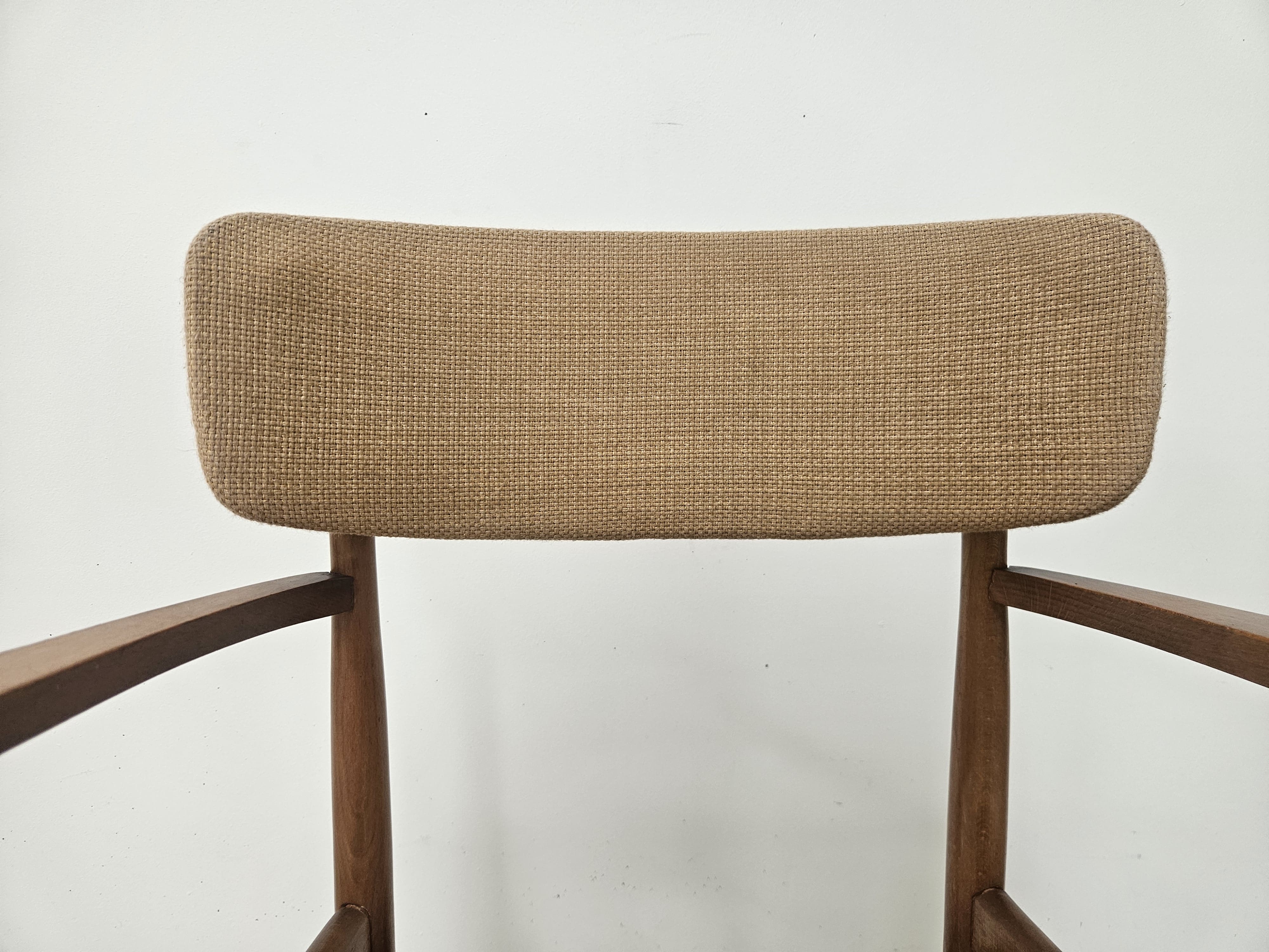 Fauteuil suédois en bois et tissu marron