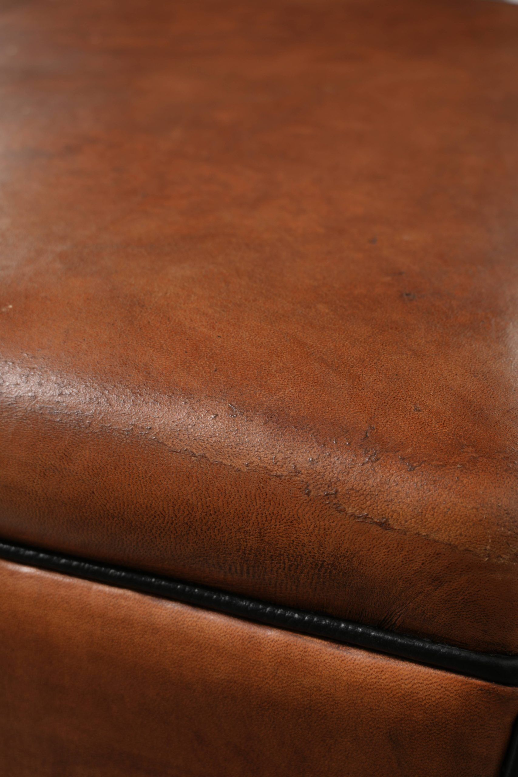 Ottoman, pouf en cuir de mouton cognac