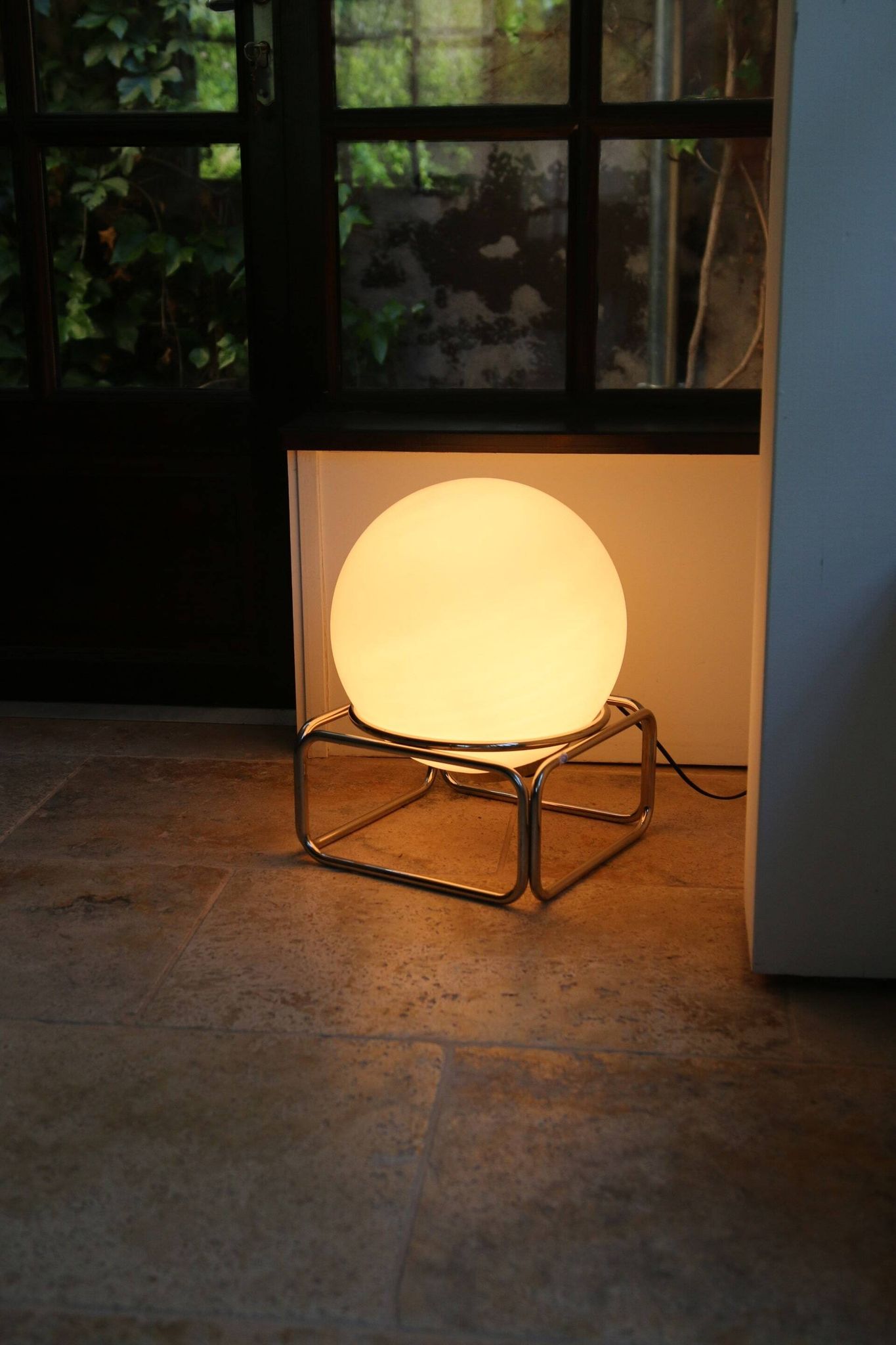 Lampe globe opaline chrome vintage