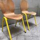 Chaises en bois et structure jaune