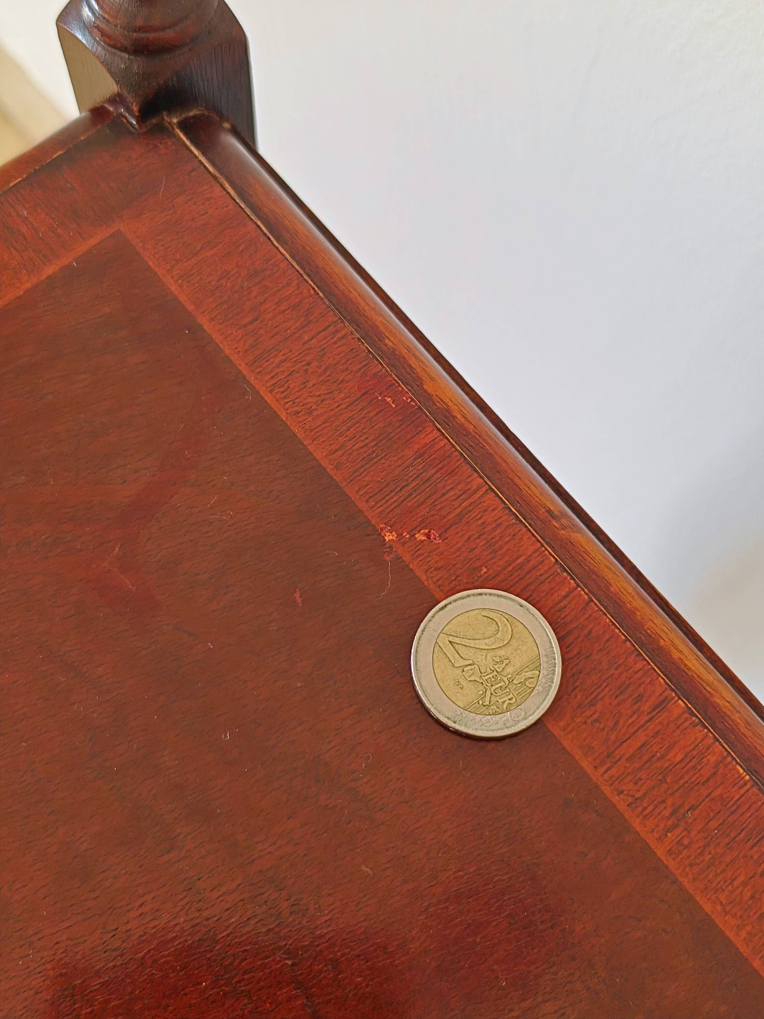 Table d'appoint en if par Bradley England