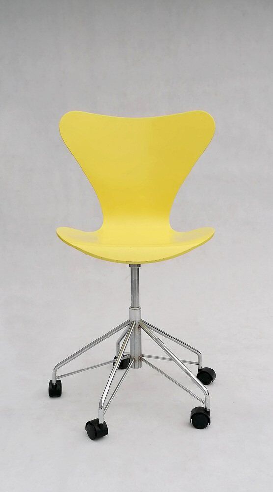 Model 3117 office swivel chair in yellow by Arne Jacobsen for Fritz Hansen, 1995