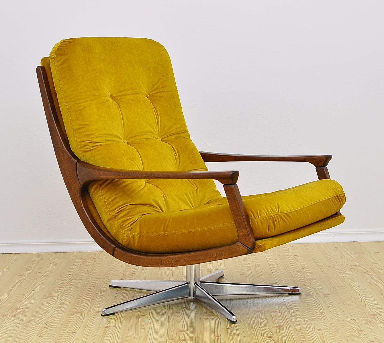 Fauteuil pivotant en velours, années 1970