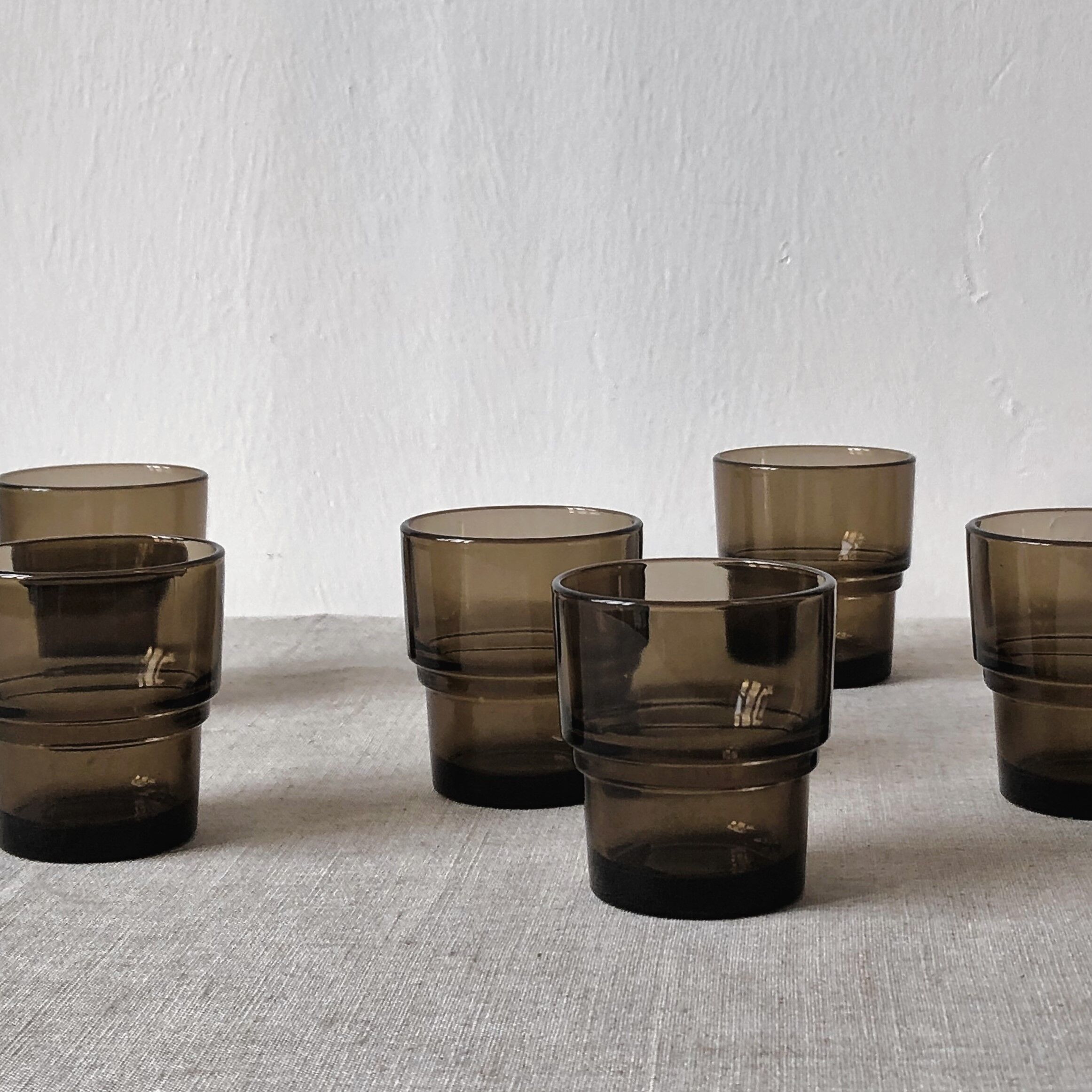 Set de 6 verres à eau, gobelets empilables fumé noir typique 70s’, Vereco