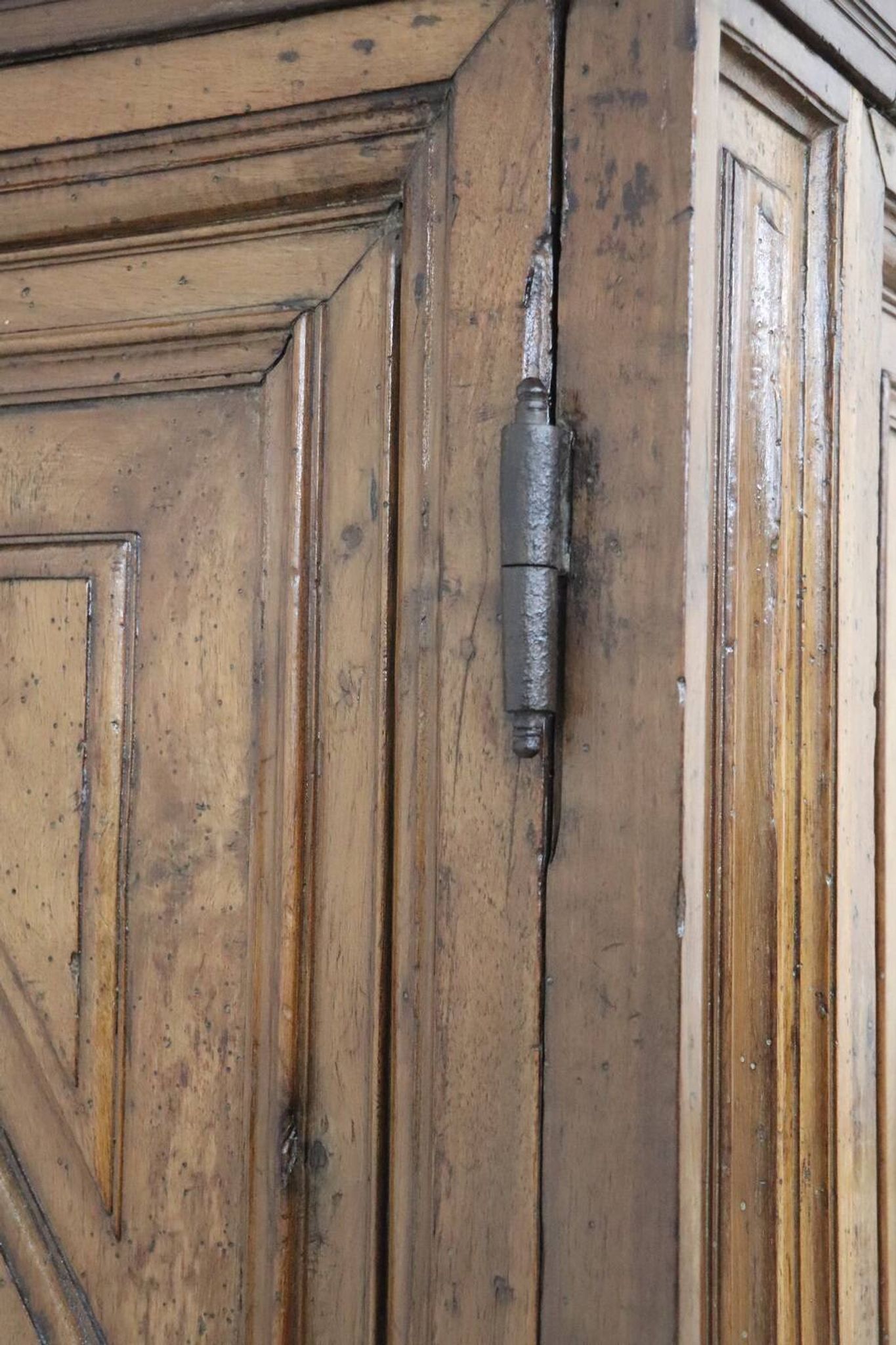 Armoire à Secret Du 17ème Siècle En Noyer