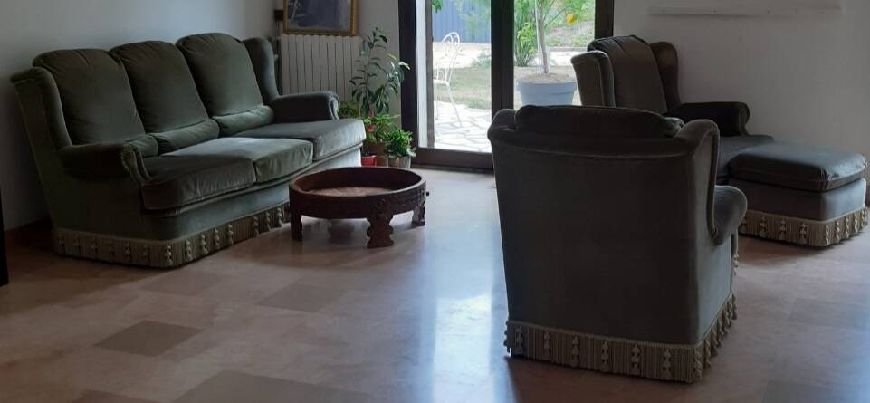 Living room set consisting of 1 three-seater sofa, 2 armchairs, and 2 footrests.