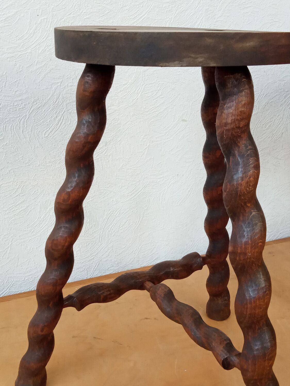 Tripod stool spiral feet