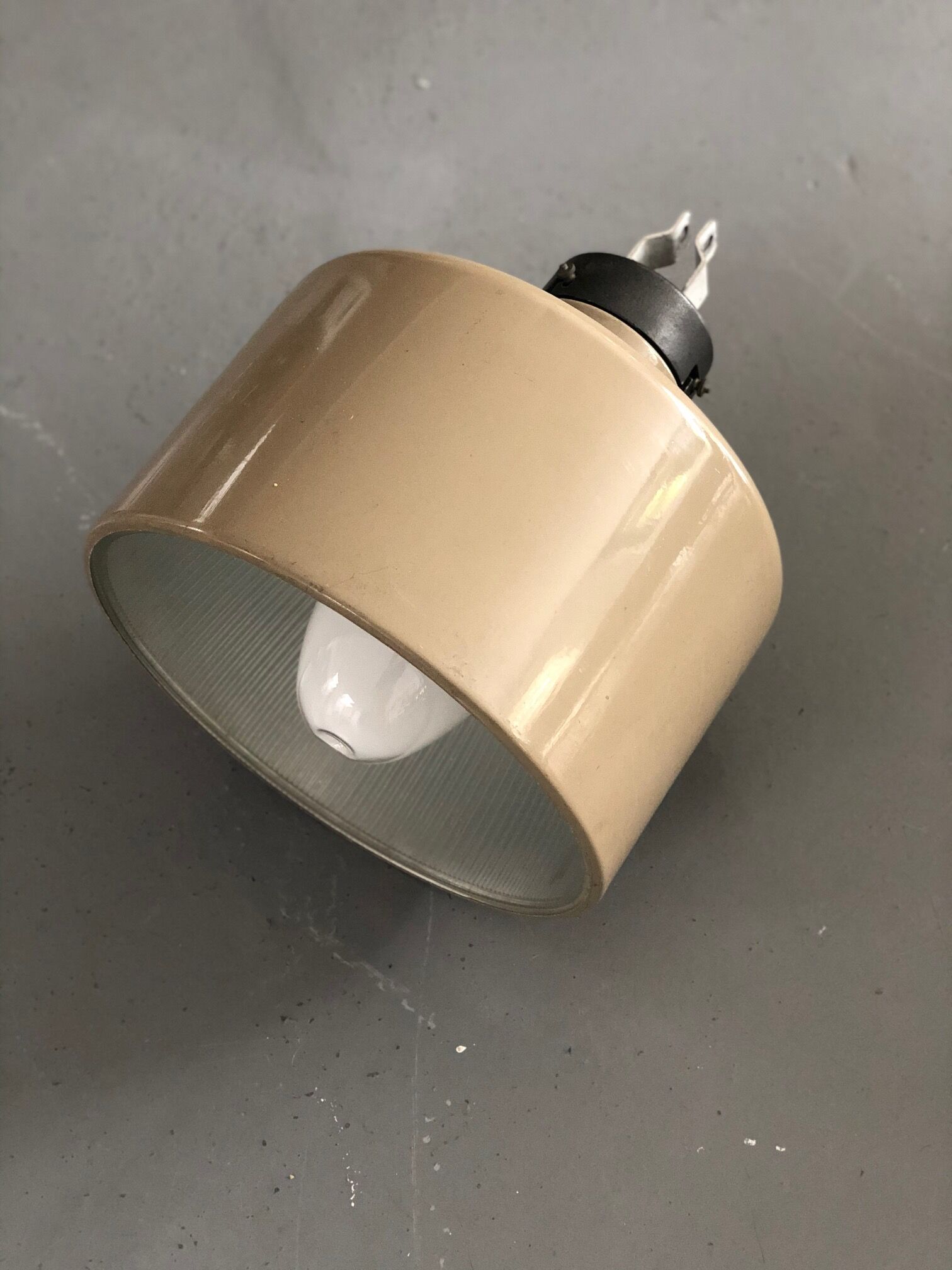 Industrial light pendant