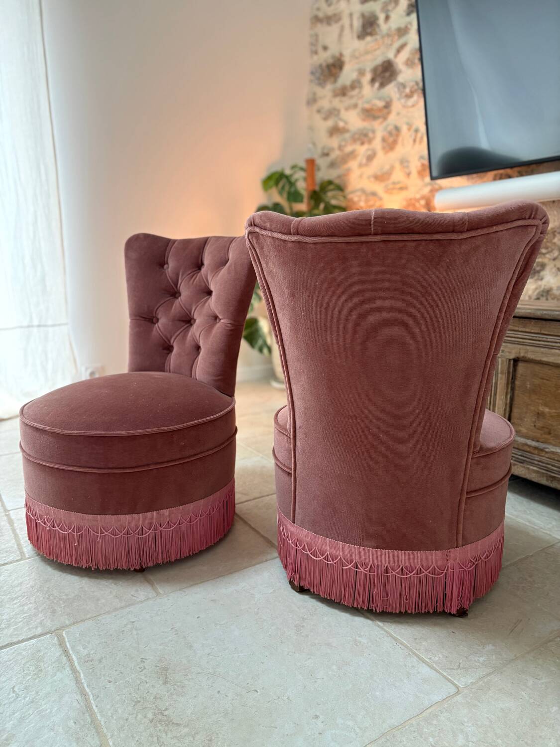 Paire de fauteuils en velours rose