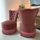 Paire de fauteuils en velours rose