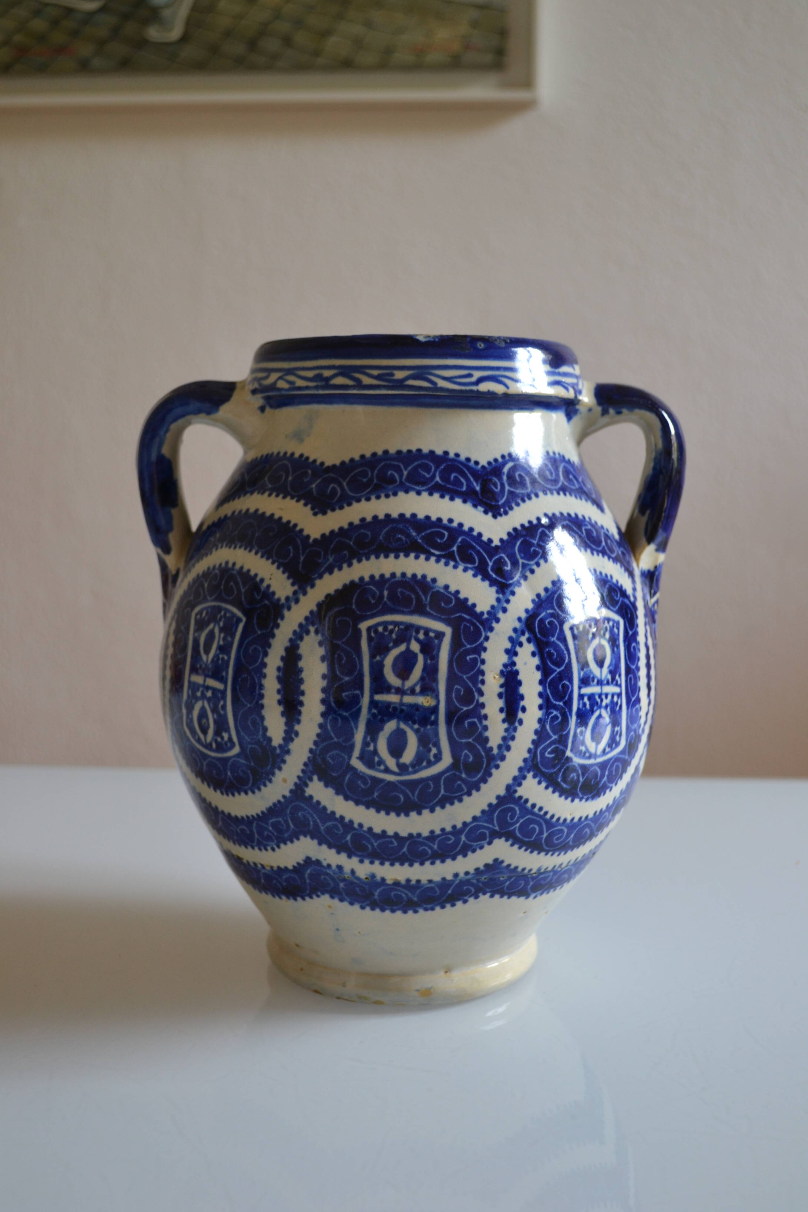 Large vase from the Serghini workshop, ancient Moroccan ceramics, first half of the 20th century.
