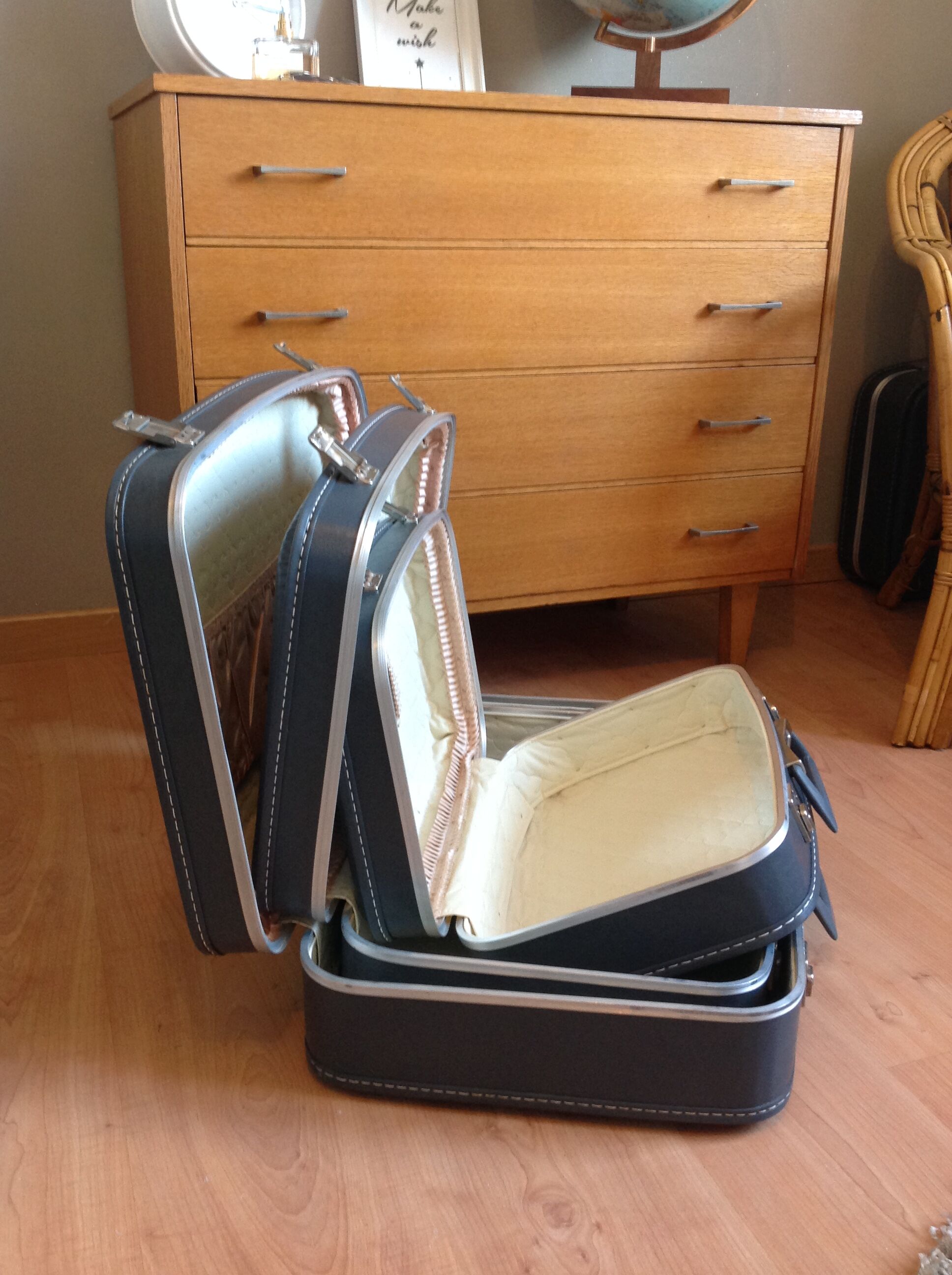 Set of three grey air hostess suitcases / vintage 60s-70s
