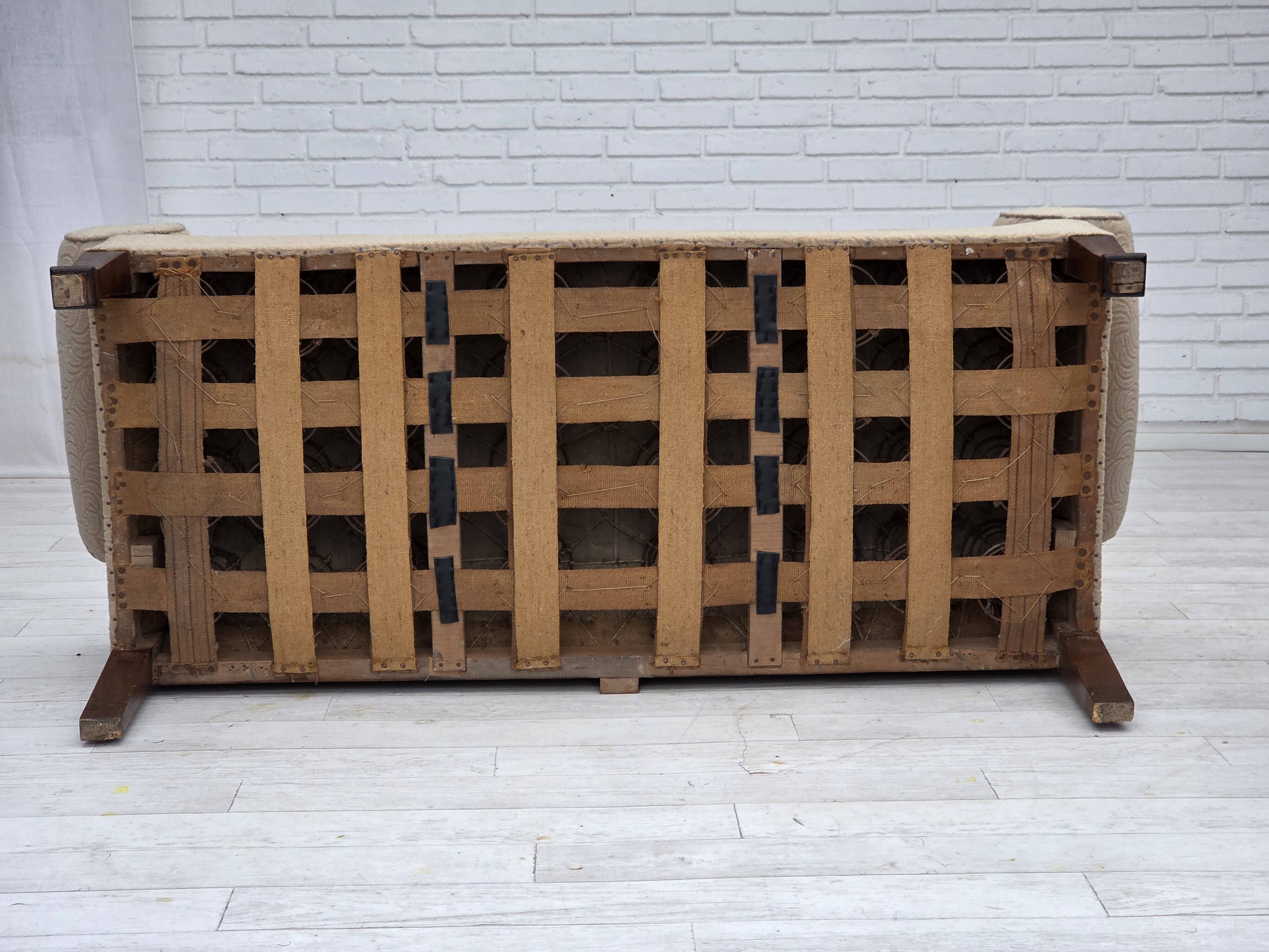 Canapé-lit danois des années 1950, laine d'ameublement rouge/beige, pieds en bois de frêne.