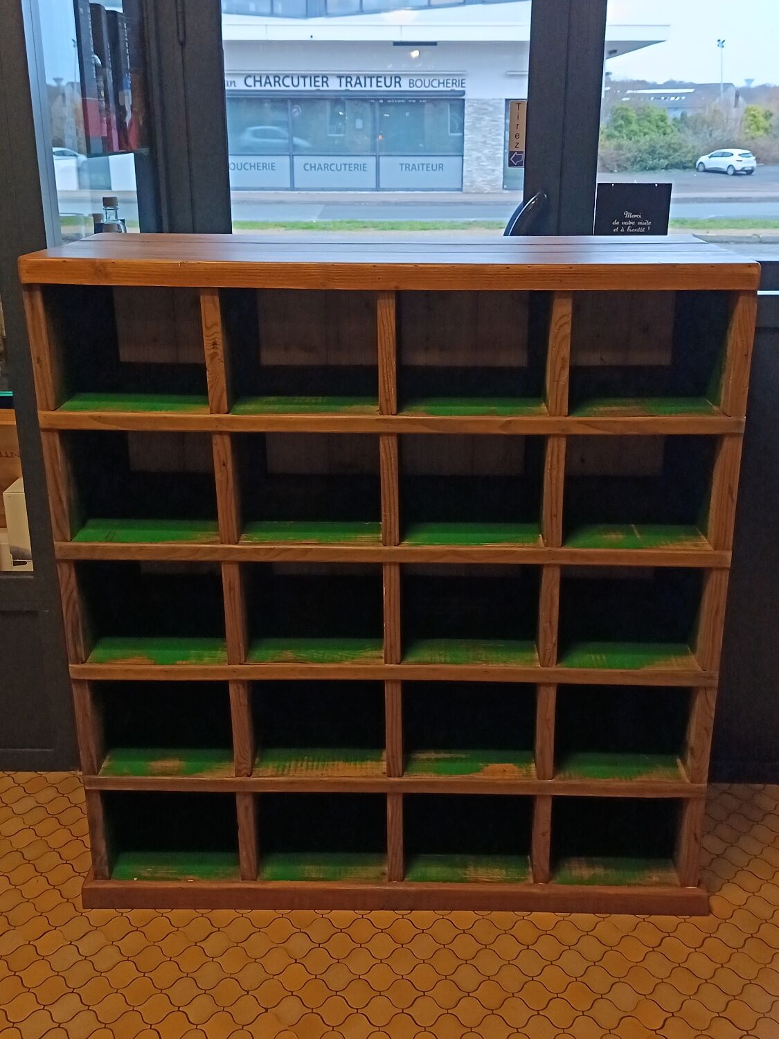Workshop cabinet with compartments