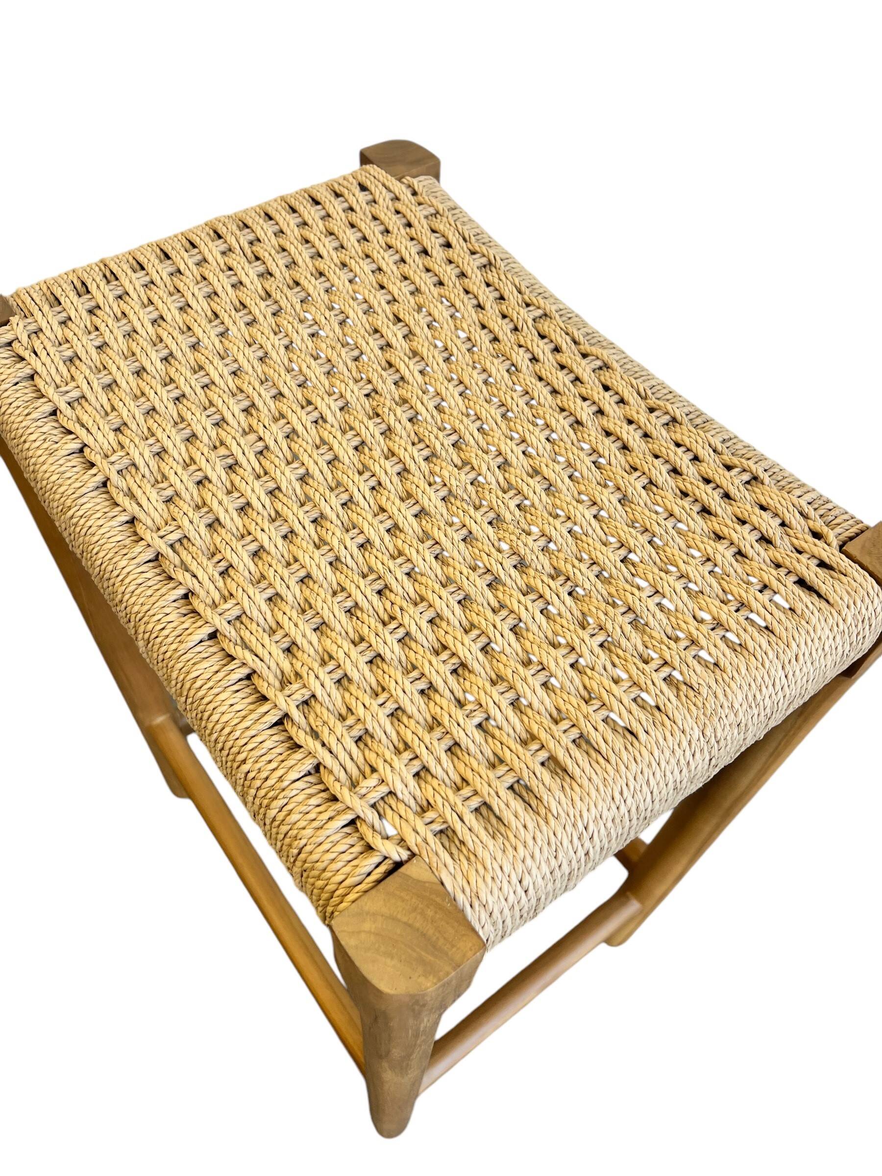 Tabouret en bois massif avec assise tissée à la main