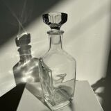 Smooth glass decanter with square base