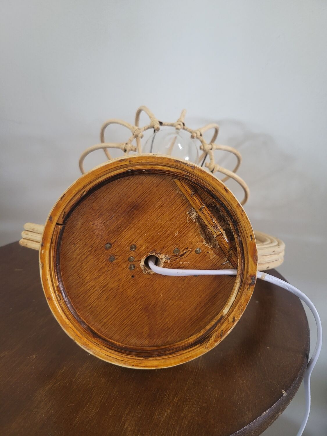 Lampe à poser en rotin formant une lune style Louis Sognot