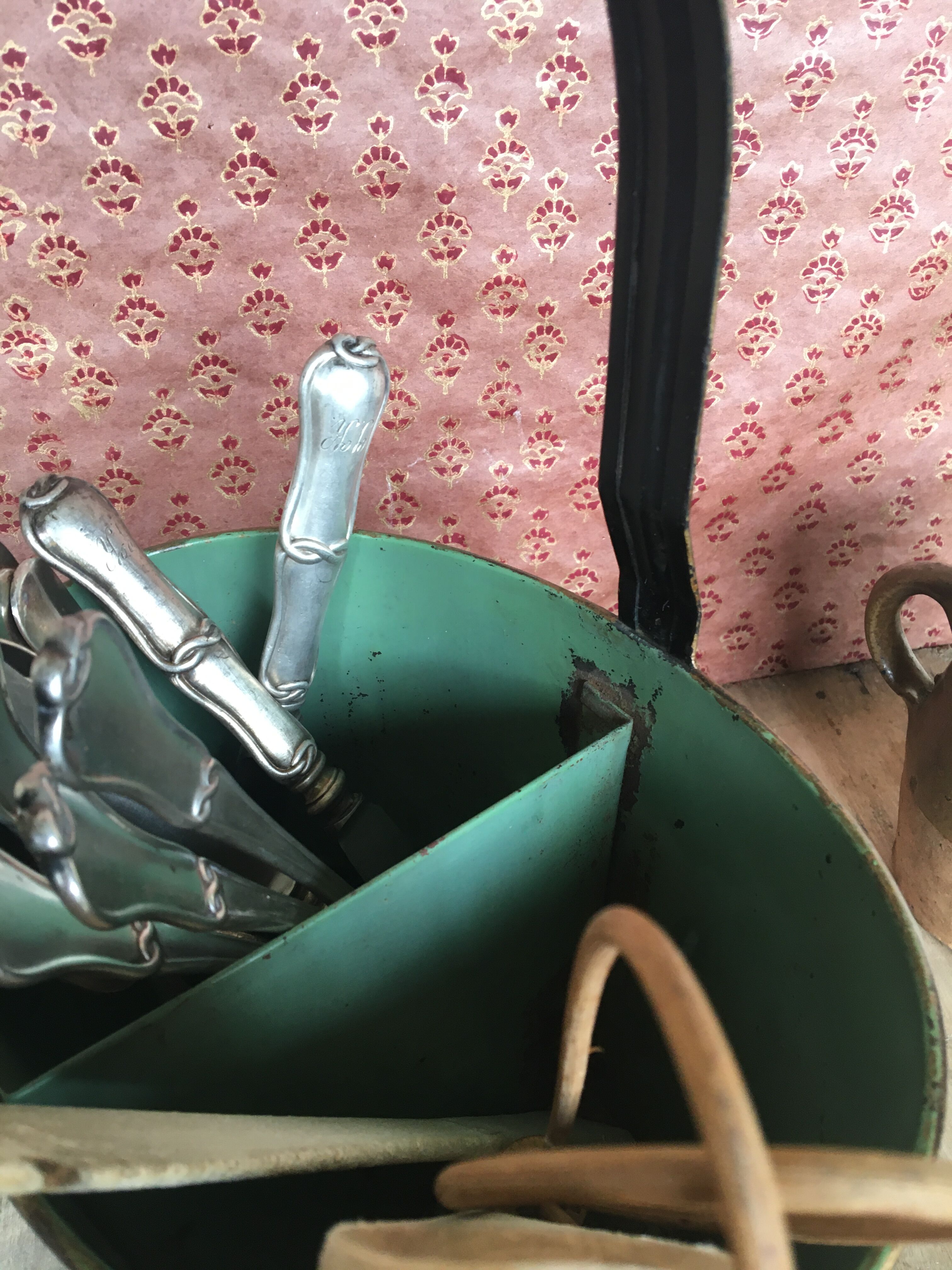 Painted sheet metal compartment basket