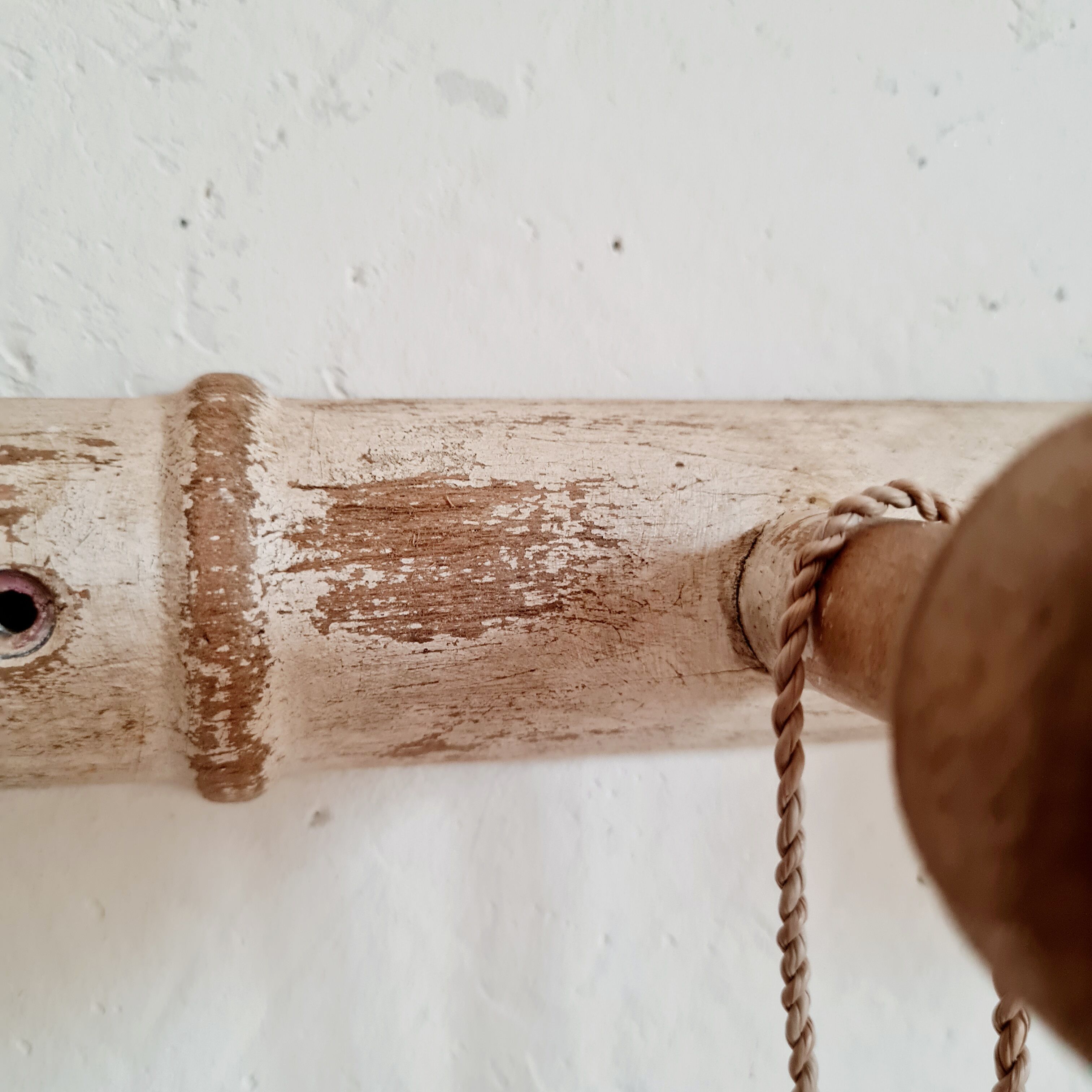 Porte-manteau patère bois et blanc patiné