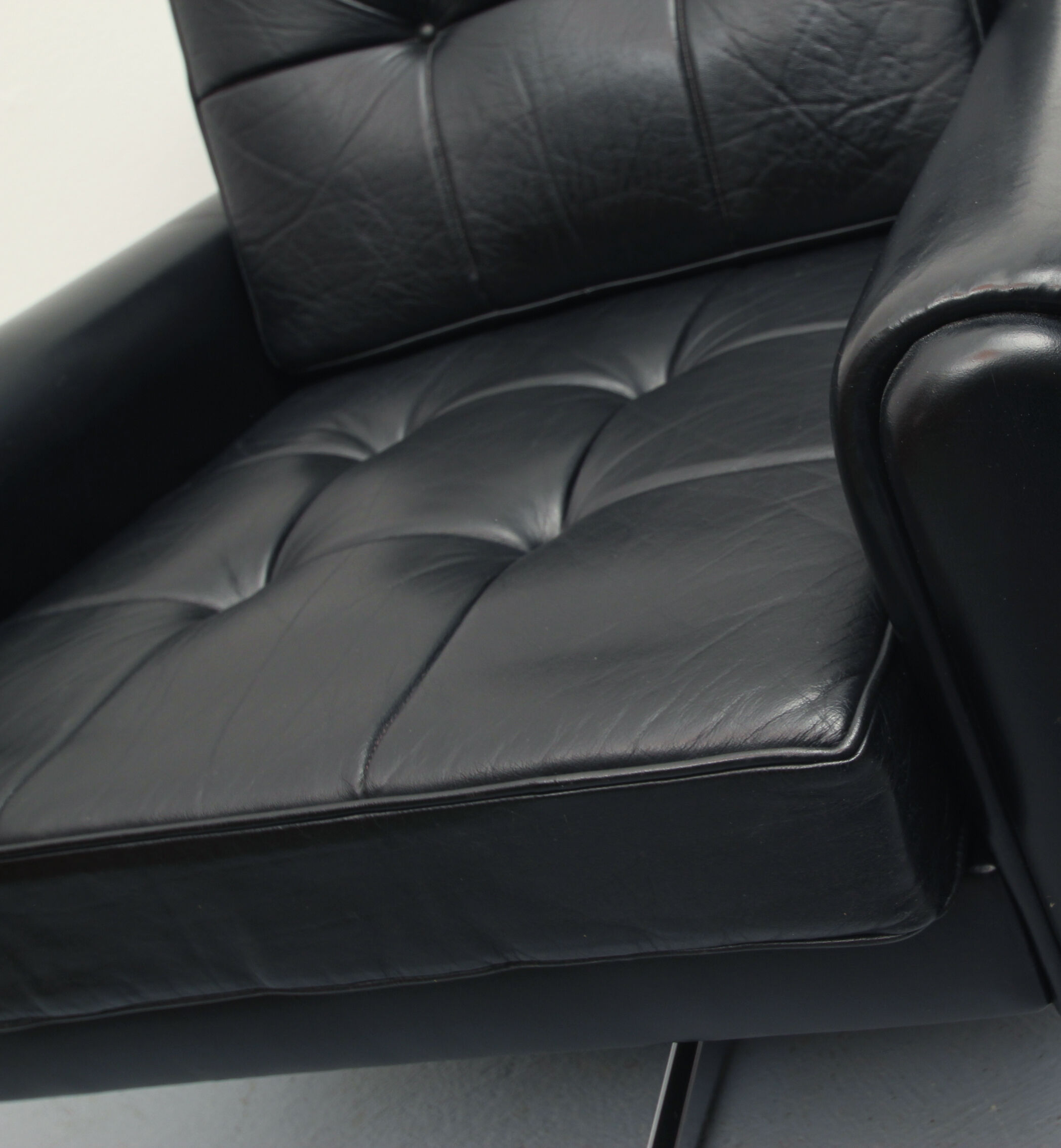 Chaise en cuir pivotant des années 1960 en noir