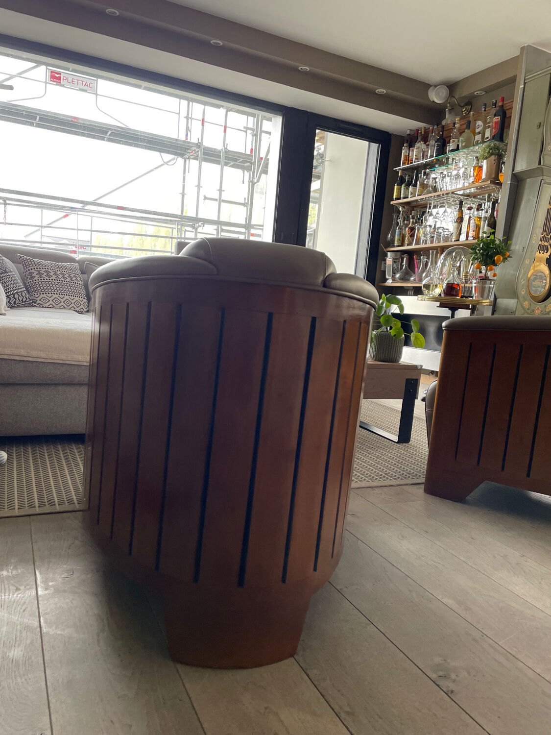 Paire de fauteuils club en cuir et bois