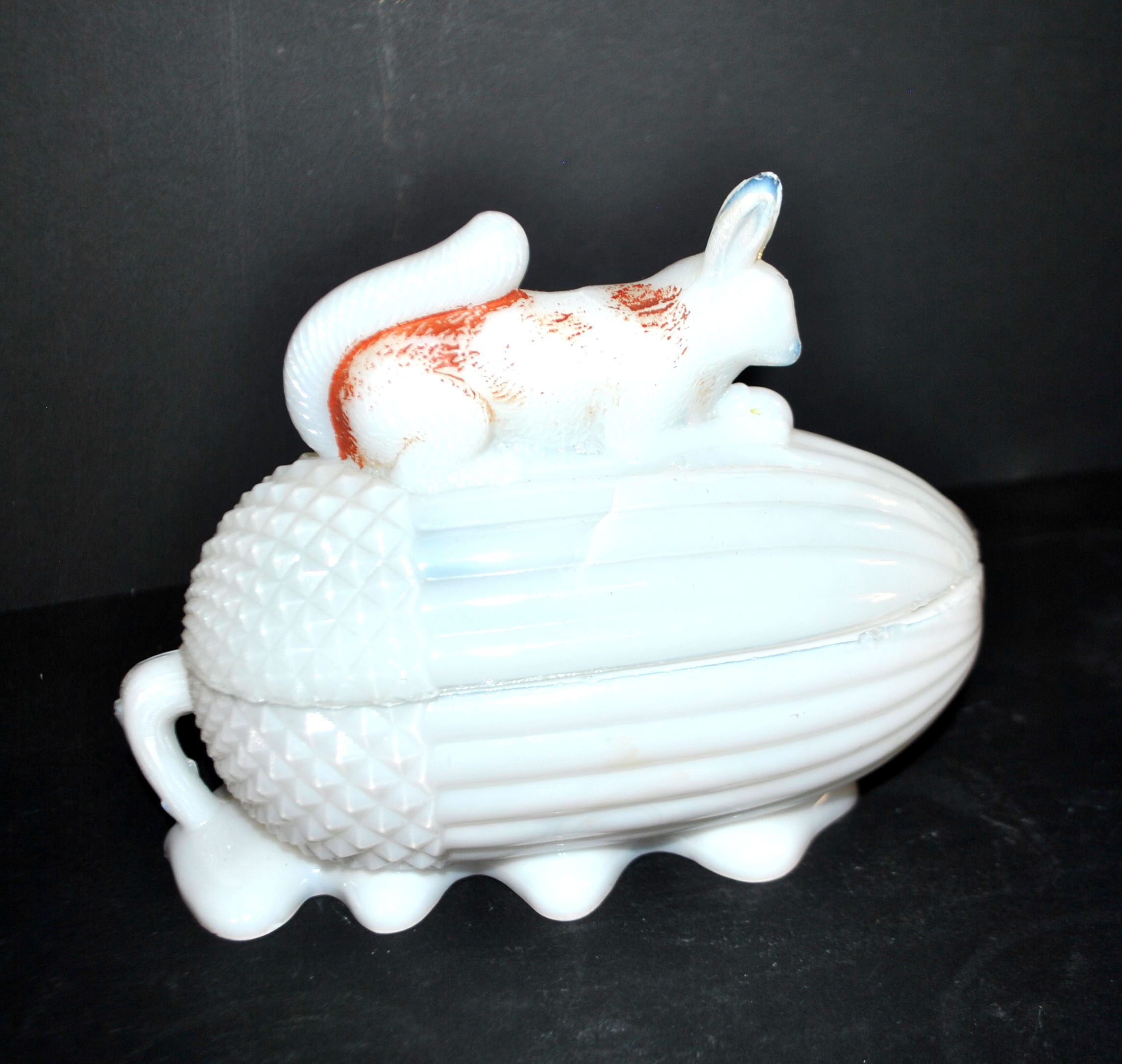 Sucrier écureuil en opaline blanche Vallerysthal, 1910