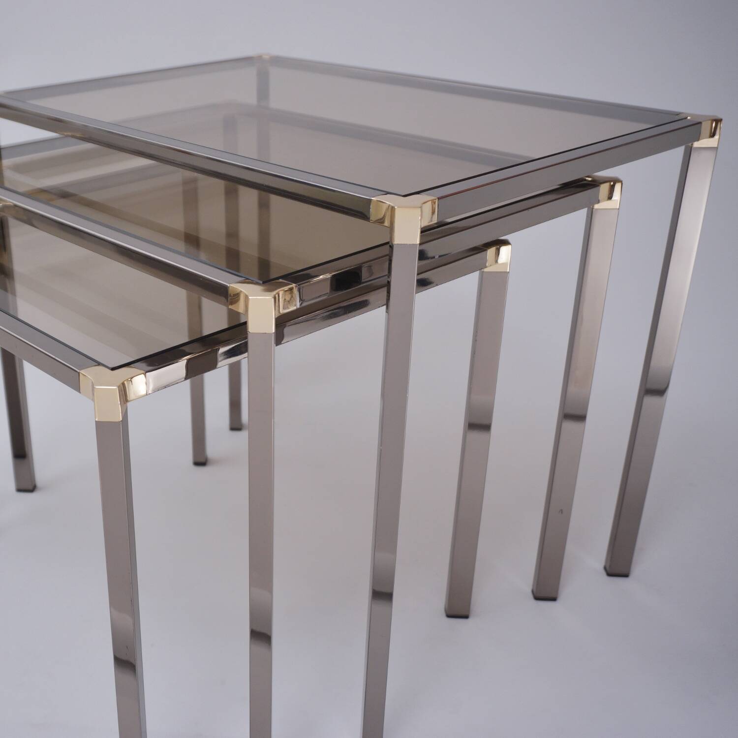 Tables gigognes vintage en métal plaqué ou et verre graphite chrome par Kesterport pour Harrods 1980 Royaume-Uni