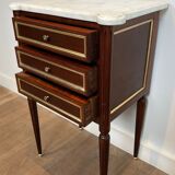 Pair of mahogany and brass side tables or bedside tables with Carrara marble tops.