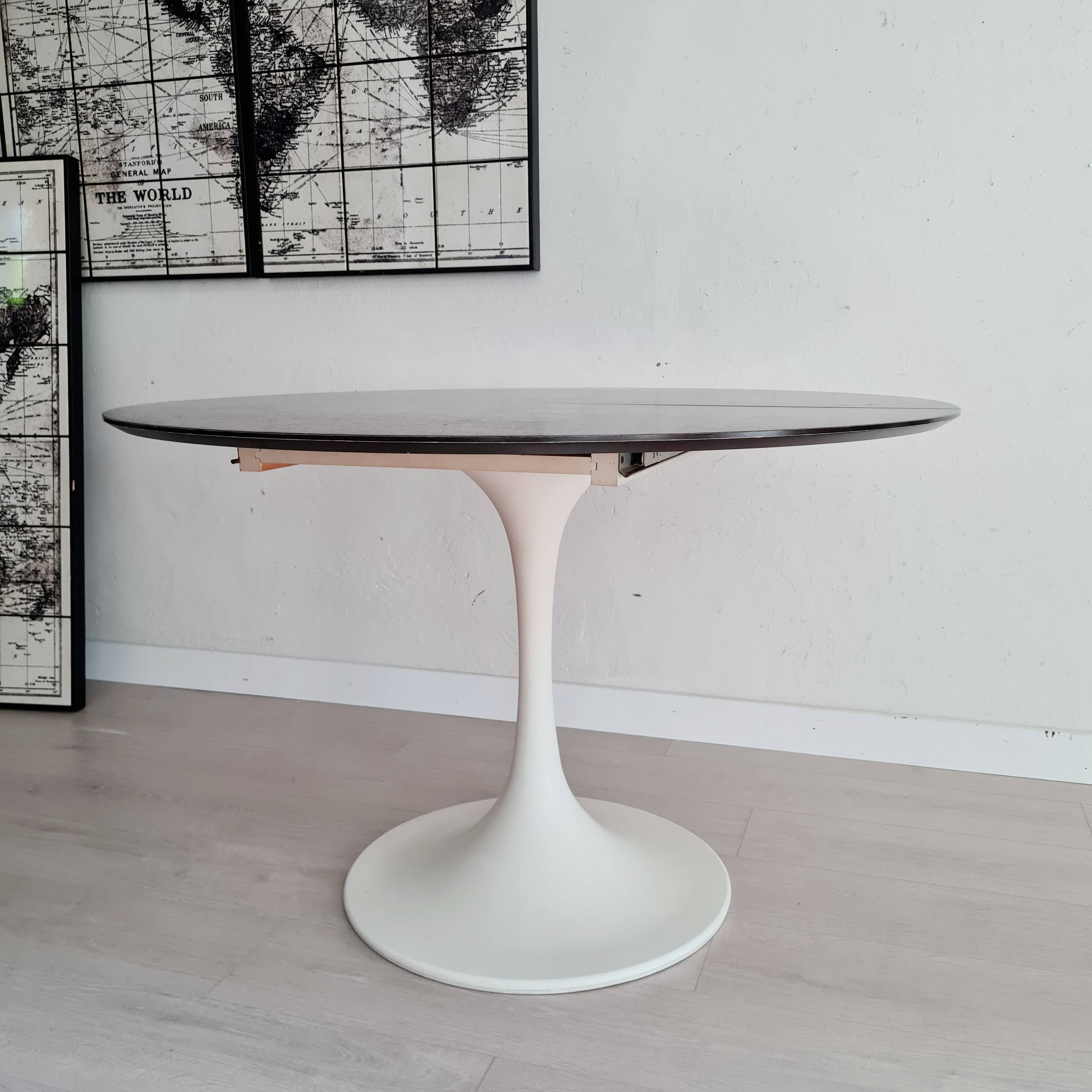Extendable table with tulip base, round oval wooden top