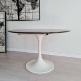 Extendable table with tulip base, round oval wooden top