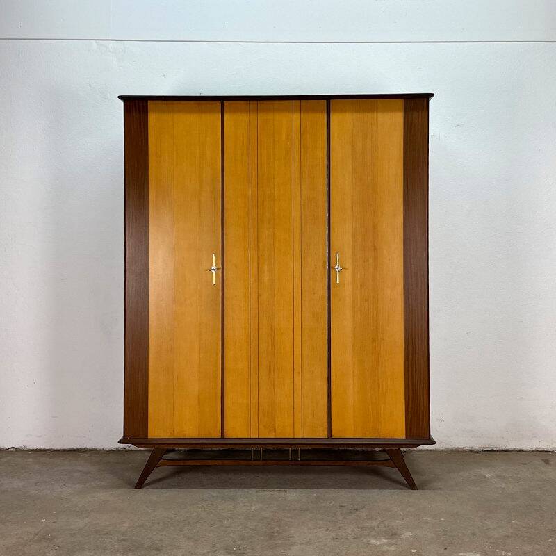 Vintage/mid-century kledingkast.