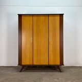 Vintage/mid-century kledingkast.