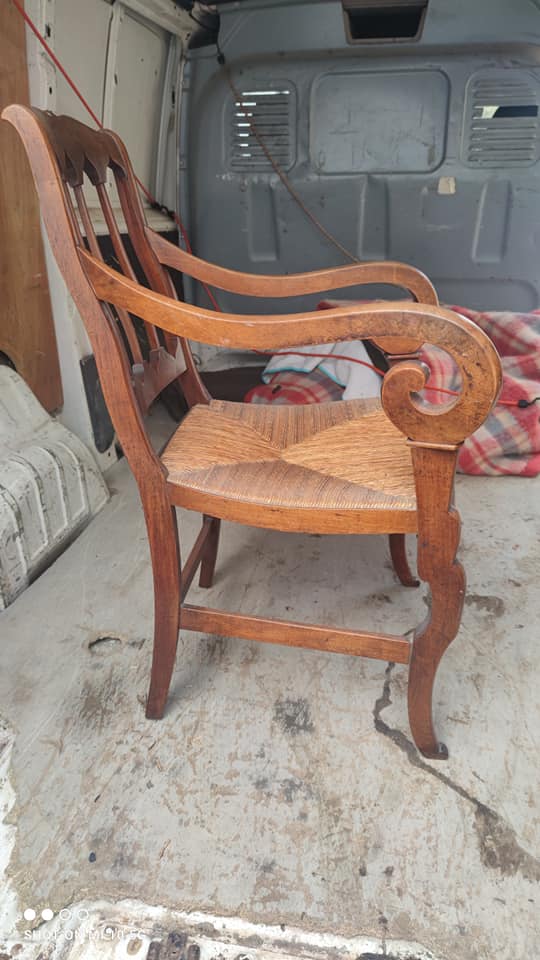 Armchair with gilded rye straw seat in solid walnut, Restoration period, circa 1820