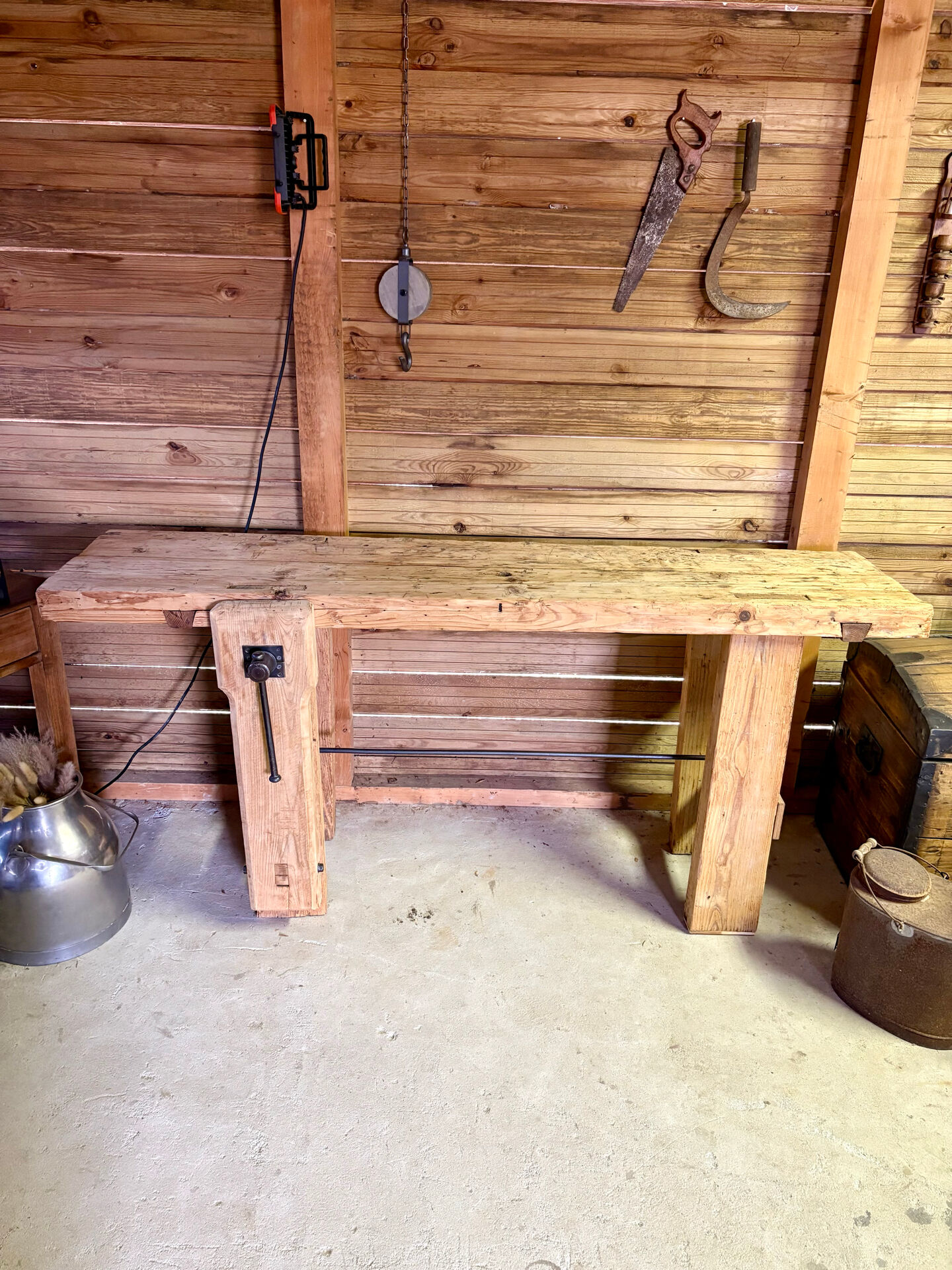 Établi ancien en bois massif avec étau – Authenticité & charme d’atelier