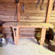 Établi ancien en bois massif avec étau – Authenticité & charme d’atelier