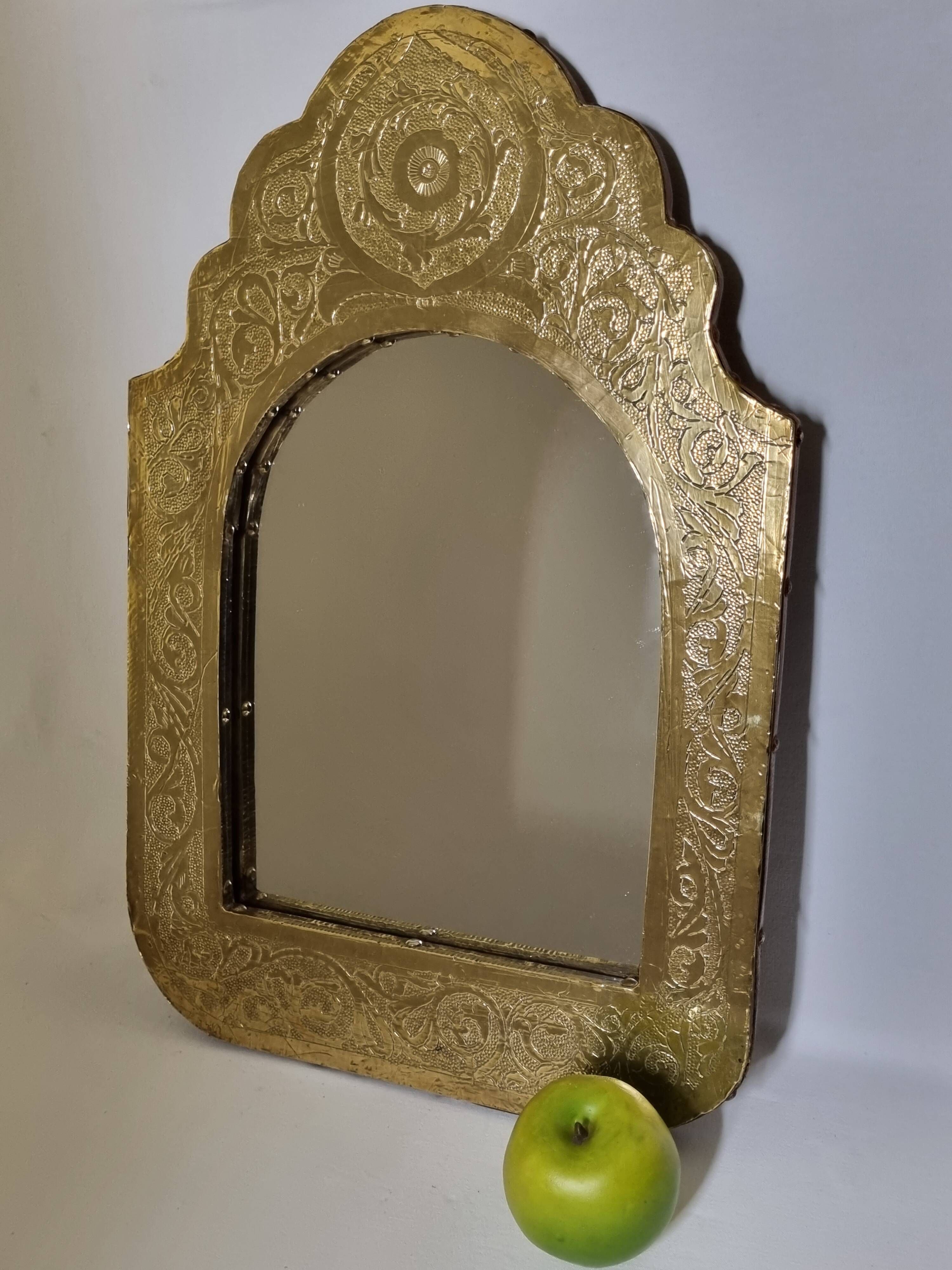 Oriental mirror in wood and hammered brass in the shape of an arch, plant decor, 52 cm