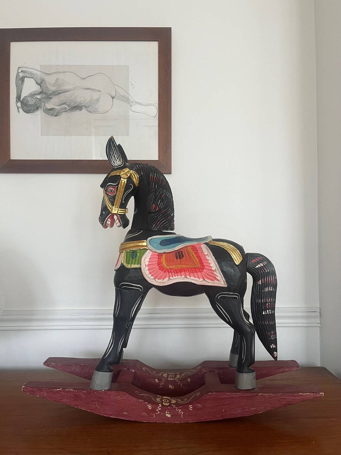 Cheval à bascule en bois sculpté et peint à la main