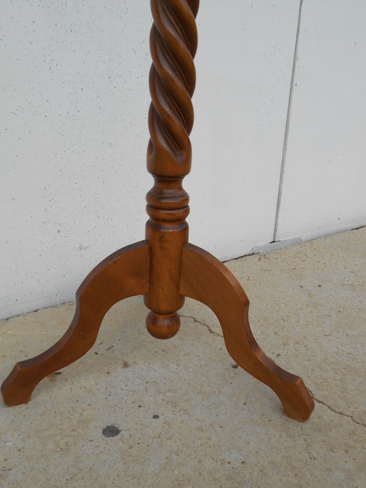 Parrot coat rack, solid oak with swivel head