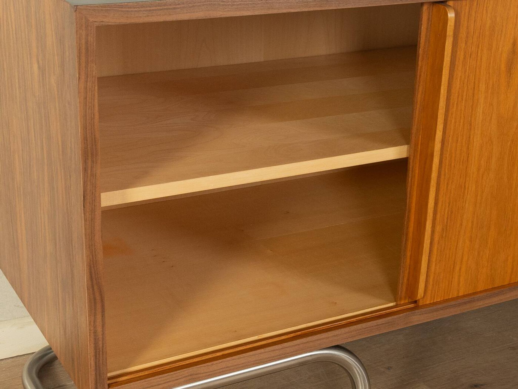 Buffet exclusif de style mid-century avec base en acier inoxydable, années 1960.