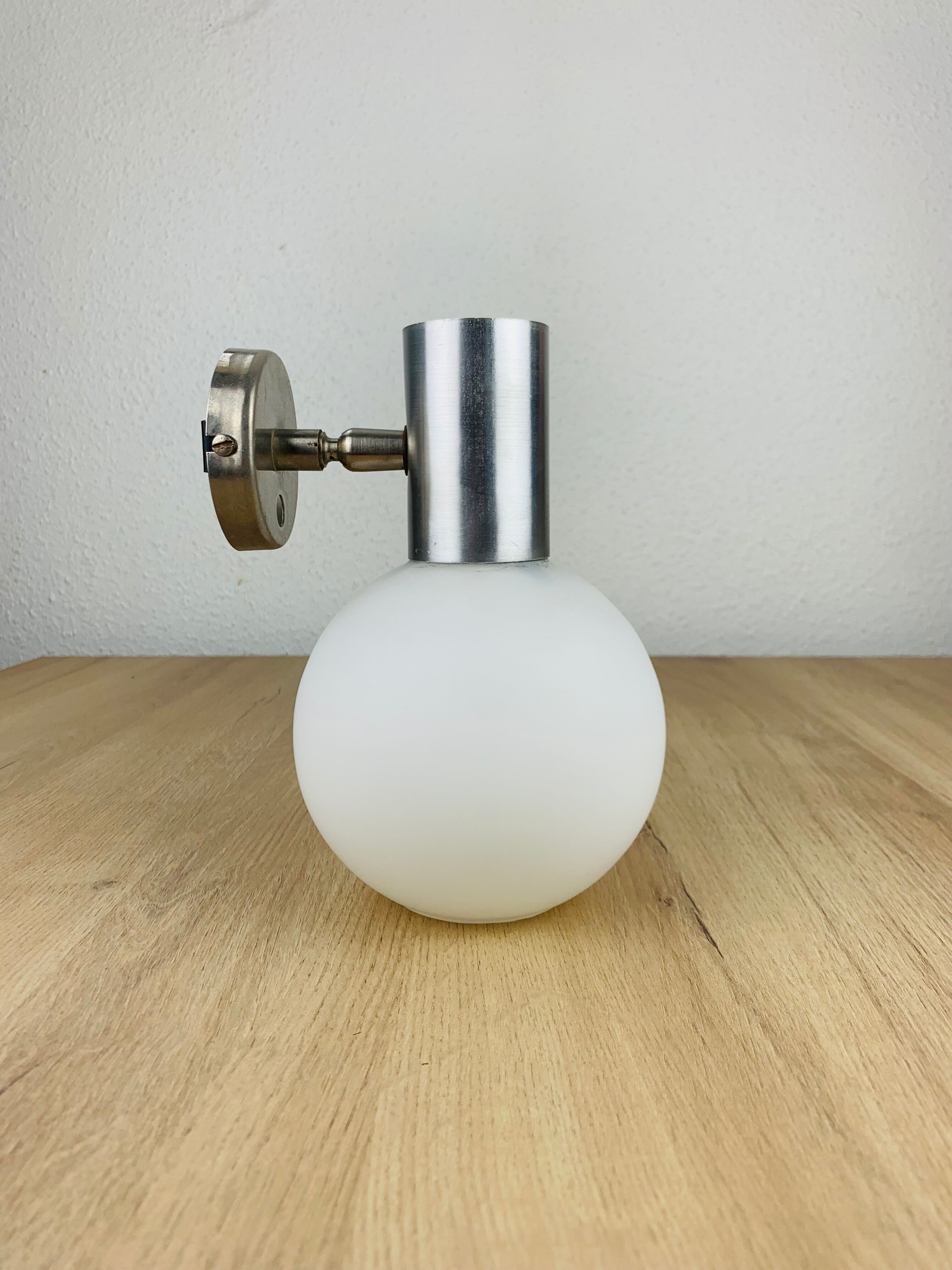 Space age opaline globe wall light, adjustable, and brushed metal, 1960s.