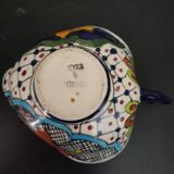 Empty pocket with floral patterns in the shape of a leaf
